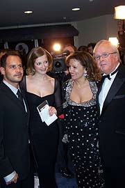 Ulrich Scheele und Frau Scheele (re.) begrüssen ihre Gäste wie Moritz Bleibtreu und Alexandra Maria Lara (Foto: Martin Schmitz)